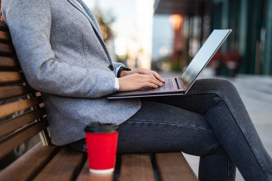 businesswoman-working-laptop